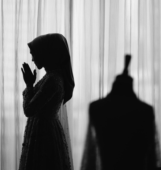 Bukan sembarang perhiasan, dikatakan jika cincin dan gelang itu melambangkan hobi keduanya akan lautan. Foto: Instagram @riaricis1795