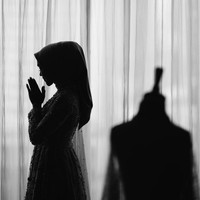 Bukan sembarang perhiasan, dikatakan jika cincin dan gelang itu melambangkan hobi keduanya akan lautan. Foto: Instagram @riaricis1795