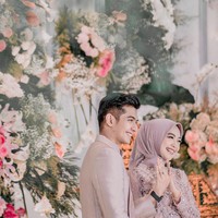 Keduanya pun tampak serasi dengan busana bernuansa pink blush. Terlihat modern dan romantis, Ria dan Ryan tetap menambahkan sentuhan tradisional Aceh dalam pakaian mereka. Foto: Instagram @riaricis1795