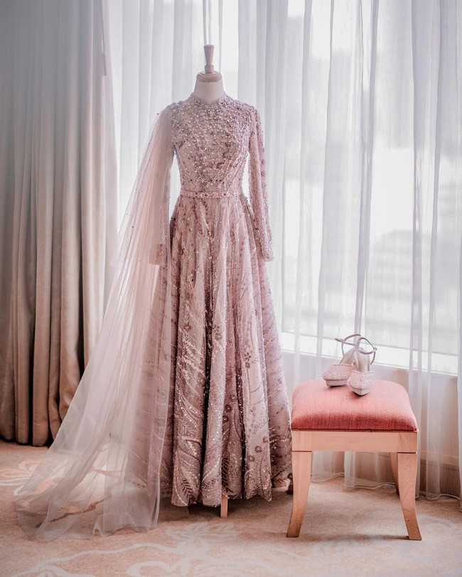 Di hari bahagianya, Ria Ricis memakai gaun kebaya dari desainer Anggi Asmara. Busana tersebut terlihat cantik dengan cutting melingkar sehingga tercipta efek gelombang dan mengembang. Ricis pun terlihat seperti princess ketika berjalan. Foto: Instagram @riaricis1795