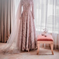 Di hari bahagianya, Ria Ricis memakai gaun kebaya dari desainer Anggi Asmara. Busana tersebut terlihat cantik dengan cutting melingkar sehingga tercipta efek gelombang dan mengembang. Ricis pun terlihat seperti princess ketika berjalan. Foto: Instagram @riaricis1795