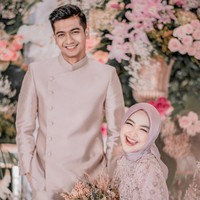 Ria Ricis dan Teuku Ryan baru saja menggelar lamaran di Hotel JW Marriot Jakarta kemarin. Dalam foto-foto yang diunggah keduanya di Instagram, pasangan ini memperlihatkan rona bahagia. Foto: Instagram @riaricis1795