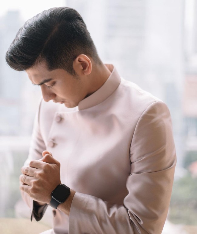 Dilansir DetikHot, desainer Rakesh Bagwandash Daryanani yang merancang busana Teuku Ryan menerapkan tone warna soft, seperti cream, gold, taupe, dan peach. Rakesh pun memadukan elemen masa kini dan budaya Aceh. Foto: Instagram @teukuryantr