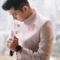 Dilansir DetikHot, desainer Rakesh Bagwandash Daryanani yang merancang busana Teuku Ryan menerapkan tone warna soft, seperti cream, gold, taupe, dan peach. Rakesh pun memadukan elemen masa kini dan budaya Aceh. Foto: Instagram @teukuryantr