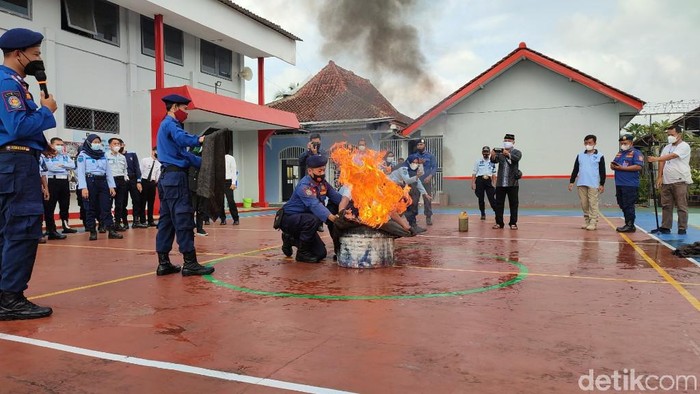 Lapas Kelas IIB Ciamis melatih para petugasnya memadamkan api saat awal kebakaran. Simulasi dilakukan di lapang Lapas dengan instruktur dari Damkar.