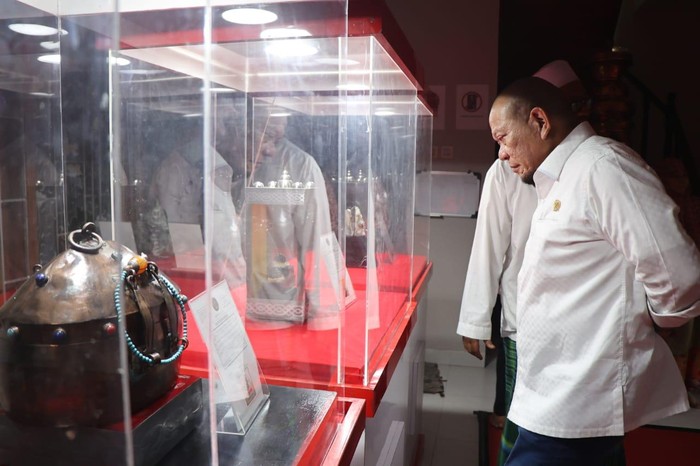 Ketua DPD RI AA LaNyalla Mahmud Mattalitti melihat benda-benda peninggalan Rasulullah SAW di tempat penyimpanannya di daerah Cinere, Depok, Jawa Barat.