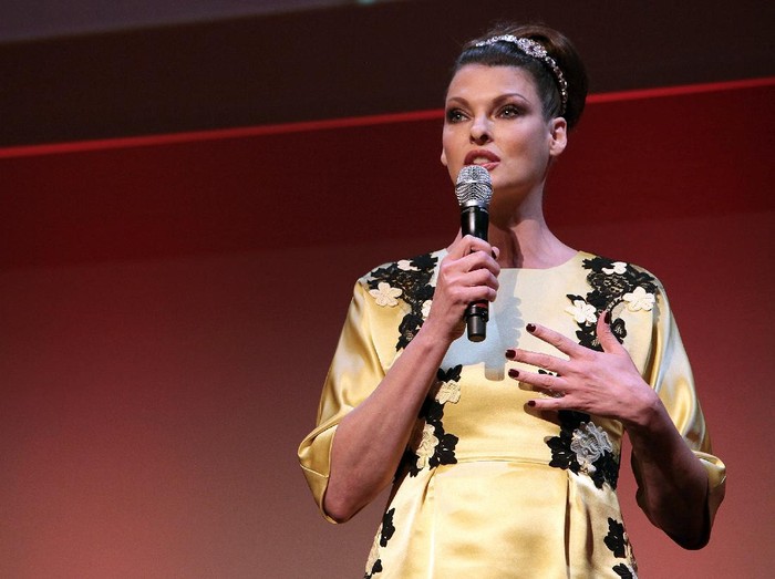 Linda Evangelista MILAN, ITALY - MARCH 2: Model Linda Evangelista walks on the runway during the Dolce & Gabbana Autumn/Winter 2003-2004 collection fashion show March 2, 2003 in Milan, Italy. (Photo by Giuseppe Cacace/Getty Images)
