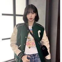 Idol kelahiran 1997 ini pun didapuk sebagai satu dari 14 juri ANDAM Fashion Awards 2021, acara penghargaan fashion bergengsi Prancis. Acara itu diikuti desainer dari seluruh dunia dan pemenangnya antara lain Jeremy Scott dan Viktor & Rolf. Foto: (dok. Instagram @lalalalisa_m)
