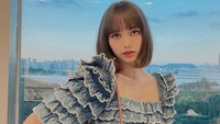 Perpaduan crop-top dan celana hitam Lisa BLACKPINK juga bisa kamu jadikan inspirasi gaya saat ngedate. Foto: (dok. Instagram @lalalalisa_m)