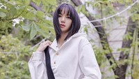 Paduan jins dan atasan putih ini bisa dijadikan inspirasi gaya sehari-hari. Foto: (dok. Instagram @lalalalisa_m)