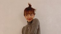 Lisa BLACKPINK kerap tampil kasual di berbagai kesempatan. Foto: (dok. Instagram @lalalalisa_m)
