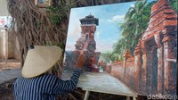 Para seniman membuat lukisan tentang Menara dan Masjid Sunan Kudus dari waktu ke waktu dari berbagai gaya seni lukis. Foto: Dian Utoro Aji/ detikcom