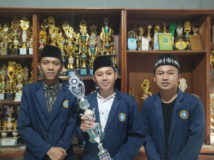 Empat mahasiswa Universitas Nurul Jadid (Unuja) Paiton, Kabupaten Probolinggo memborong juara Debat Bahasa Arab. Lomba tersebut digelar di IAIN Syeikh Nur Djati Cirebon.