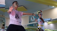 Di kalangan milenial, goyang karawang juga kerap ditampilkan lewat seni Jaipong yang populer di anak muda Karawang. Namun, telah mengalami penyesuaian yang lebih segar (Randy/detikTravel)