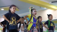 Tak hanya Risna yang telah remaja, seni tari Jaipong juga diramaikan oleh anak-anak yang masih berumur belia. Hingga saat ini, regenerasi tetap dipertahankan demi menjaga identitas seni budaya Karawang (Randy/detikTravel)