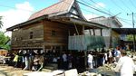 Melihat Lebih Dekat Tradisi Memindahkan Rumah Panggung di Sulbar