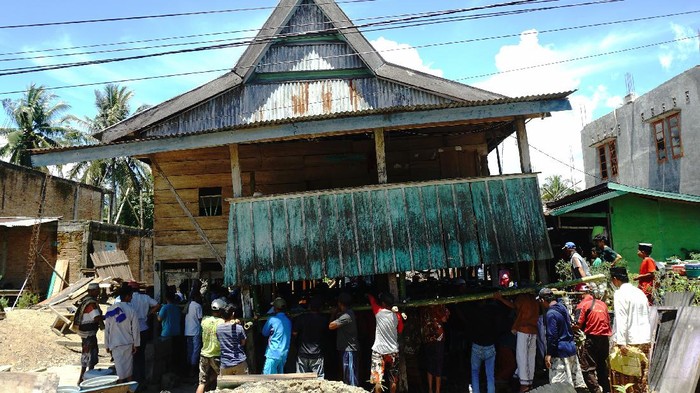 Melihat Lebih Dekat Tradisi Memindahkan Rumah Panggung di Sulbar Tradisi memindahkan rumah panggung masih kerap dilakukan di Mamuju, Sulawesi Barat. Tradisi itu digelar dengan tujuan menjaga kebersamaan sesama warga.