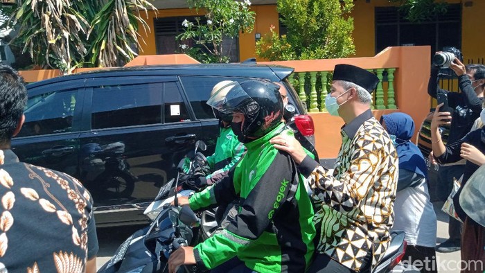 Menko Perekonomian Airlangga Hartarto dan Gubernur Jateng Ganjar Pranowo kompak naik ojol di acara Klaten