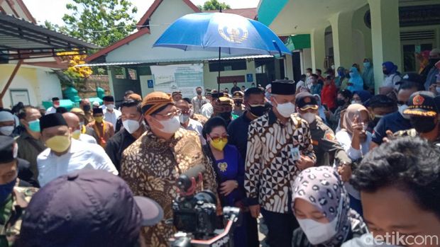 Menko Perekonomian Airlangga Hartarto dan Gubernur Jateng Ganjar Pranowo kompak naik ojol di acara Klaten