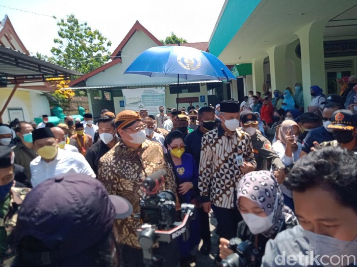 Menko Perekonomian Airlangga Hartarto dan Gubernur Jateng Ganjar Pranowo kompak naik ojol di acara Klaten