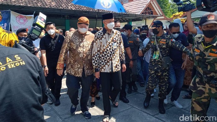 Menko Perekonomian Airlangga Hartarto dan Gubernur Jawa Tengah Ganjar Pranowo di acara Yaqowiyu, Klaten, Jmmat (24/9/2021).