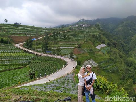 Pemandangan di lereng Gunung Merbabu wilayah Kabupaten Magelang, Jawa Tengah, sangat indah. Selain pemandangan alam, traveler bisa melihat tanaman sayuran yang menghijau.