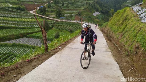 Menyusuri Tol Kayangan Magelang, Melihat Keindahan Merbabu dan Merapi dari Dekat Pemandangan di lereng Gunung Merbabu wilayah Kabupaten Magelang, Jawa Tengah, sangat indah. Selain pemandangan alam, traveler bisa melihat tanaman sayuran yang menghijau.