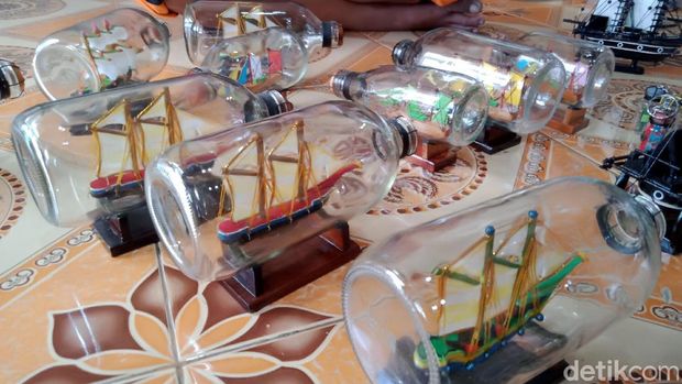 Agung Santosa (39) sukses raup cuan lewat kerajinan miniatur kapal di dalam botol berbahan limbah. Miniatur kapal itu bahkan telah dipasarkan ke luar negeri.