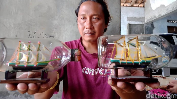 Agung Santosa (39) sukses raup cuan lewat kerajinan miniatur kapal di dalam botol berbahan limbah. Miniatur kapal itu bahkan telah dipasarkan ke luar negeri.