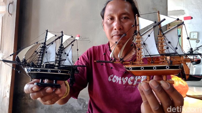 Miniatur Kapal Made in Klaten Tembus Pasar AS dan Eropa Agung Santosa (39) sukses raup cuan lewat kerajinan miniatur kapal di dalam botol berbahan limbah. Miniatur kapal itu bahkan telah dipasarkan ke luar negeri.