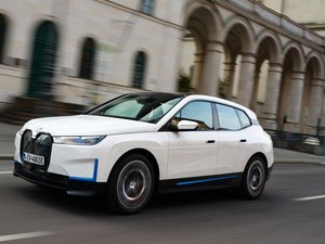 Mobil Tes Otonom BMW iX Kecelakaan, 1 Orang Meninggal, 9 Luka
