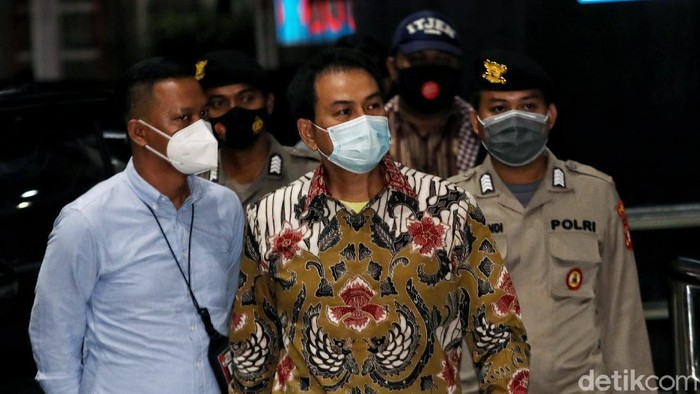 KPK telah menetapkan Wakil Ketua DPR RI Azis Syamsuddin sebagai tersangka dugaan kasus korupsi di Lampung Tengah. Azis Syamsuddin telah tiba di gedung KPK usai dijemput KPK.