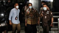 Sebelumnya, Azis Syamsuddin dijerat KPK sebagai tersangka. Penetapan tersangka atas Azis Syamsuddin diduga berkaitan dengan perkara di Kabupaten Lampung Tengah.