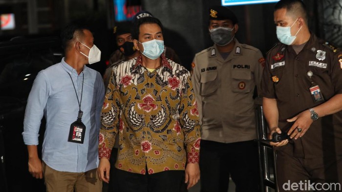 KPK telah menetapkan Wakil Ketua DPR RI Azis Syamsuddin sebagai tersangka dugaan kasus korupsi di Lampung Tengah. Azis Syamsuddin telah tiba di gedung KPK usai dijemput KPK.