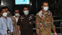 Penetapan Azis Syamsuddin dikabarkan telah dilakukan KPK sejak bulan lalu. Di sisi lain, Plt Juru Bicara KPK Ali Fikri belum berbicara gamblang mengenai status tersangka Azis Syamsuddin.