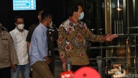 Ali hanya menyebutkan KPK saat ini sedang melakukan penyidikan berkaitan dengan tindak pidana korupsi di Kabupaten Lampung Tengah. Ali mengatakan KPK sudah memeriksa sejumlah saksi terhadap kasus ini.