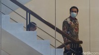 Terlihat Azis tampil berbatik saat tiba di KPK.