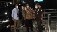 Ini momen saat Azis Syamsuddin tiba di gedung KPK.