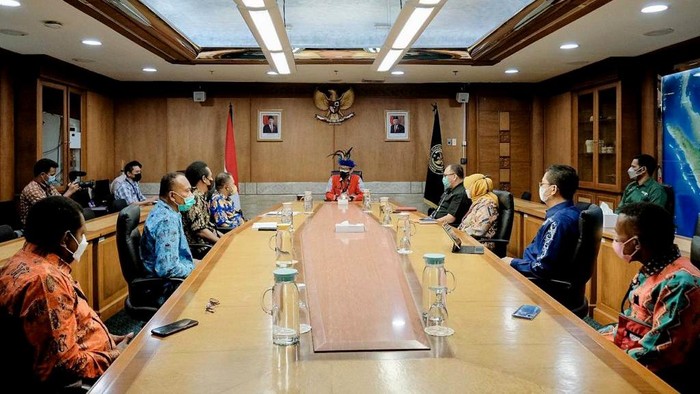 Momen Sandiaga Uno Bertemu Tokoh Masyarakat Adat Papua Menparekraf Sandiaga Uno bertemu dengan tokoh masyarakat adat Papua. Ada sejumlah hal yang dibahas dalam pertemuan terbatas tersebut. Apa saja?