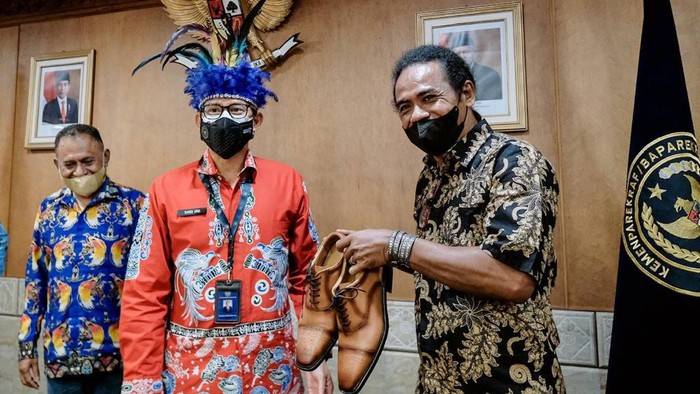 Momen Sandiaga Uno Bertemu Tokoh Masyarakat Adat Papua Menparekraf Sandiaga Uno bertemu dengan tokoh masyarakat adat Papua. Ada sejumlah hal yang dibahas dalam pertemuan terbatas tersebut. Apa saja?