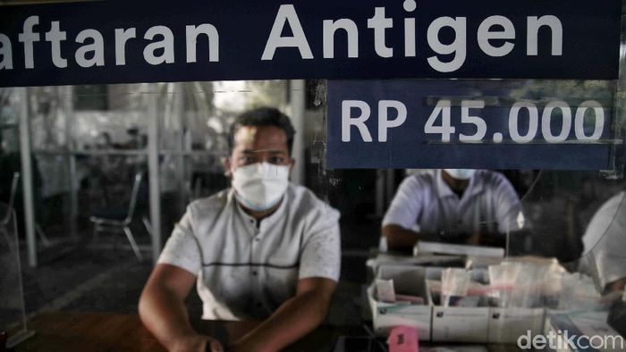 Tarif tes antigen di sejumlah stasiun Indonesia, termasuk Stasiun Gambir turun mulai hari ini. Dari sebelumnya Rp 85 ribu, kini menjadi Rp 45 ribu.