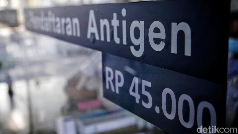 Tarif tes antigen di sejumlah stasiun Indonesia, termasuk Stasiun Gambir turun mulai hari ini. Dari sebelumnya Rp 85 ribu, kini menjadi Rp 45 ribu.