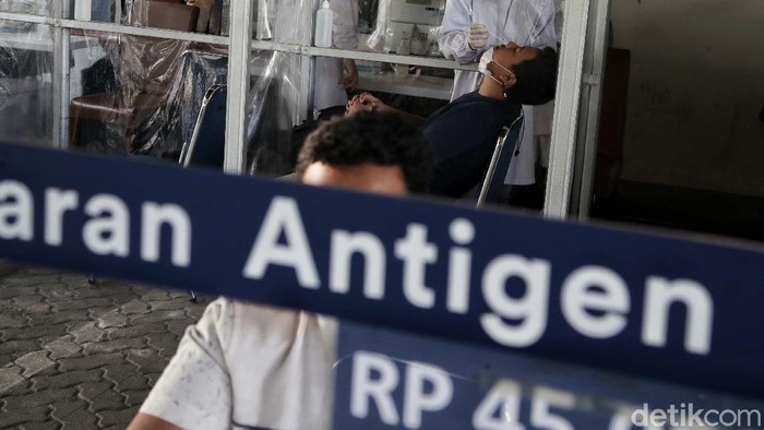 Tarif tes antigen di sejumlah stasiun Indonesia, termasuk Stasiun Gambir turun mulai hari ini. Dari sebelumnya Rp 85 ribu, kini menjadi Rp 45 ribu.