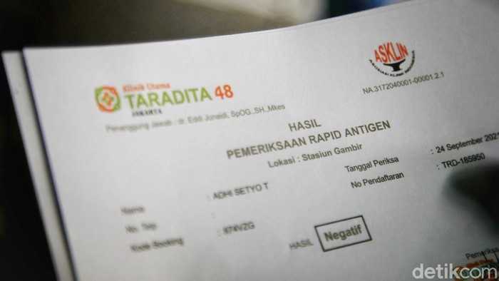 Tarif tes antigen di sejumlah stasiun Indonesia, termasuk Stasiun Gambir turun mulai hari ini. Dari sebelumnya Rp 85 ribu, kini menjadi Rp 45 ribu.