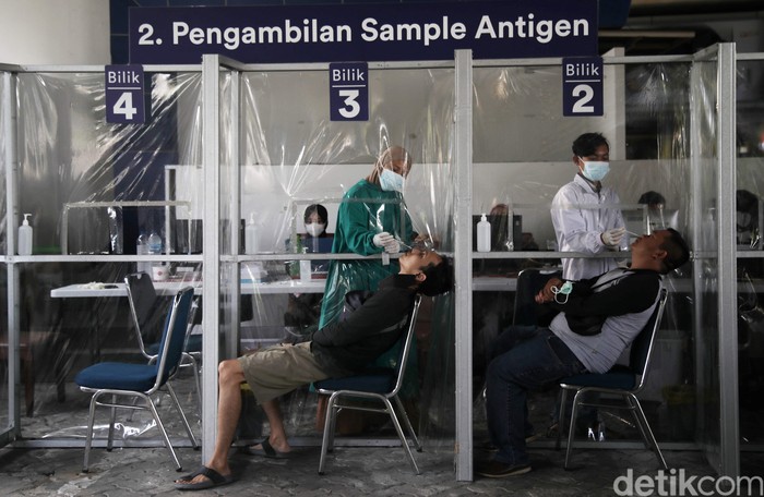 Tarif tes antigen di sejumlah stasiun Indonesia, termasuk Stasiun Gambir turun mulai hari ini. Dari sebelumnya Rp 85 ribu, kini menjadi Rp 45 ribu.