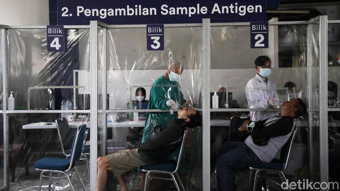 Tarif tes antigen di sejumlah stasiun Indonesia, termasuk Stasiun Gambir turun mulai hari ini. Dari sebelumnya Rp 85 ribu, kini menjadi Rp 45 ribu.