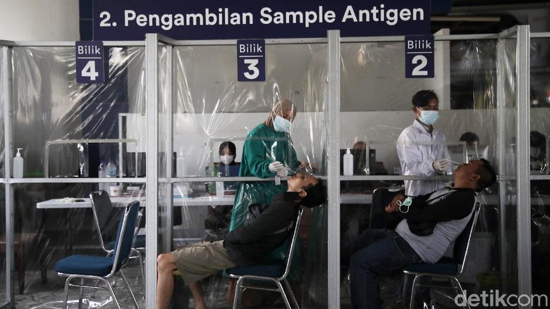 Mulai Hari Ini! Tarif Tes Antigen di Stasiun Gambir Rp 45 Ribu Tarif tes antigen di sejumlah stasiun Indonesia, termasuk Stasiun Gambir turun mulai hari ini. Dari sebelumnya Rp 85 ribu, kini menjadi Rp 45 ribu.