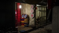 Melansir AP, terakhir kali Taliban menguasai Afghanistan pada akhir 1990-an, kelompok itu melarang musik. Meski sejauh ini pemerintah baru yang dibentuk oleh Taliban belum mengambil langkah resmi terkait pemutaran musik di negara tersebut, sejumlah anggota kelompok itu di lapangan sudah mulai menegakan aturan mereka sendiri yang tak jarang melecehkan musisi serta tempat musik.