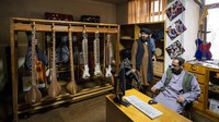 Sementara itu, Institut ini pernah terkenal dengan inklusivitasnya dan menjadi wajah baru Afghanistan. Namun kini kawasan institut itu dijaga oleh para anggota kelompok Haqqani yang diketahui merupakan sekutu Taliban.