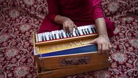 Sebulan usai Taliban menguasai Afghanistan, ingar bingar suara musik kian tenggelam di tengah hiruk pikuk aktivitas masyarakat di negara tersebut.